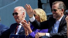 Hunter Biden, con su padre y su madrastra, Jill, el pasado mes de mayo en Pensilvania