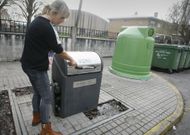 Los contenedores de la plaza de abastos de Vilanova rebosan basura y resultan insuficientes. 