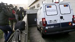 Algunos de los detenidos, entrando a los juzgados de Vigo en furg�n policial.