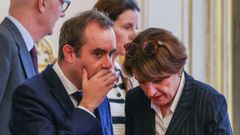 Sébastien Lecornu habla con su ministra de Agricultura, Anniel Genevard, durante la reunión de su nuevo Gabinete