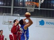 El larach�s Brais Souto lanzando a canasta ante el Calasanz.