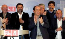 Campos, a la izquierda, y Peque�o, segundo por la derecha