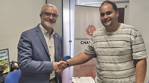 Severino Rodr�guez, a la izquierda, e I�aki Casti�eira, tras la firma del acuerdo