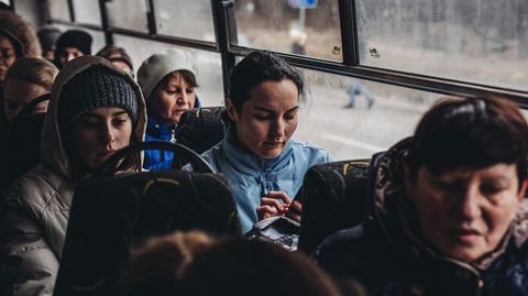 Varias personas en uno de los autobuses de evacuacin.