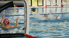 Un lance de la final benjam�n que disputaron el RCN de Vigo y un combinado de CW Santiago y CW As Mari�as el s�bado.