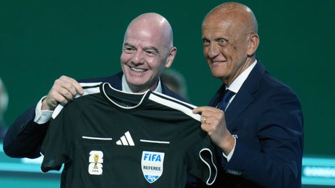 Pierluigi Collina junto a Gianni Infantino.