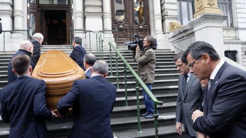 Llegada del fretro a la Junta General del Principado con los restos mortales del que fuera presidente del Principado entre 1999 y 2011, Vicente lvarez Areces, que ha fallecido la pasada madrugada. Lo recibieron el presidente de la Junta General Pedro Sanjurjo (d), el presidente del Principado, Javier Fernndez (3d) y la viuda del fallecido Soledad Saavedra (2d).