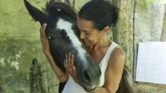 Beatriz con uno de los caballos que rescat�