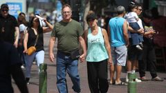 Dos personas pasean por la ciudad de Lima durante una jornada de altas temperaturas provocada por el fen�meno de El Ni�o