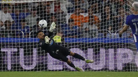 Leo Rom�n, en una de sus intervenciones durante el partido entre el Deportivo y el Elche