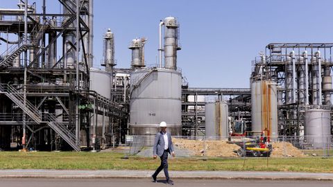 curtis.Nueva planta. Un t�cnico caminaba este jueves por las instalaciones de la nueva factor�a que prepara Vertex Bioenergy en el pol�gono de Curtis-Teixeiro. En Bioetanol Energy producir�n CO2 biog�nico. La compa��a anuncia una inversi�n de 60 millones en los dos pr�ximos a�os