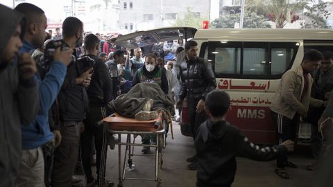 Las personas heridas en los ataques a�reos israel�es en el sur de Gaza llegan al Hospital Nasser en Khan Yunis, en el sur de la Franja de Gaza.