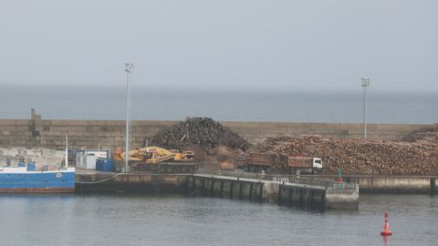 Actividad este lunes en el muelle comercial de Burela