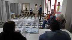 Interventores del PSOE y del PP en la mesa de la antigua casa de socorro
