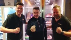 Martn Berasategui (centro), con Julio, uno de los cocineros, y Jacobo (derecha), parrillero y copropietario de O Carrabouxo