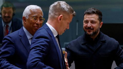 Zelenski saluda al nuevo primer ministro h�ngaro, Peter Magyar, durante una reuni�n en Bruselas en junio