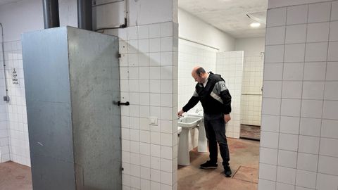 Las obras en el pabelln de Caldas servirn para crear nuevos vestuarios y una sala polivalente. En la imagen, el concejal de Deportes, Manuel Faria 