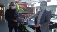 Jos� Ram�n Calvo entrega las protecciones al alcalde de Boiro, Jos� Ram�n Romero