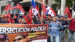 Irving Pinzón (junto a la pancarta) en la protesta del sindicato Suntracs en la capital de Panamá.