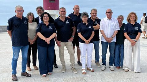 Alcaldes, alcaldesas, ediles y el vicepresidente de la Diputaci�n (tercero por la derecha), con el faro del cabo Ortegal detr�s