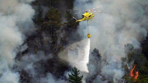 Un helic�ptero en labores de extinci�n del incendio que afecta a los alrededores de San Antol�n de Ibias