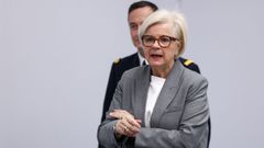 La ministra de Defensa francesa, Catherine Vautrin, a su llegada al consejo de seguridad y defensa del pa�s galo, que lidera el presidente, Emmanuel Macron.