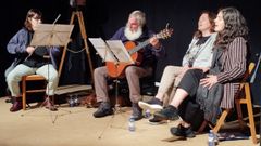 <span lang= gl >A formaci�n Catro nun zoco, integrada por Mini, Iria e Navia Rivas, e Mari�a Quintill�n, en imaxe de arquivo durante unha actuaci�n no Teatro das Cortes, que impulsa a asociaci�n cultural Volta e D�lle na aldea de Xestoso, na parroquia de Cabanas (O Vicedo)</span>