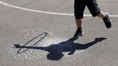 Un ni�o, jugando en un patio