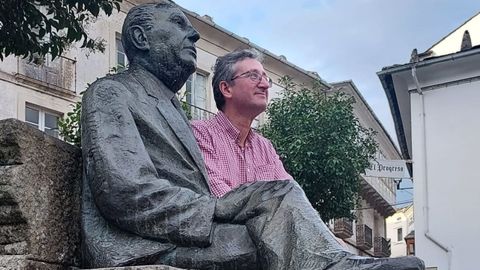 O editor Jesús Blázquez, xunto a estatua de Cunqueiro, contemplando a catedral de Mondoñedo.