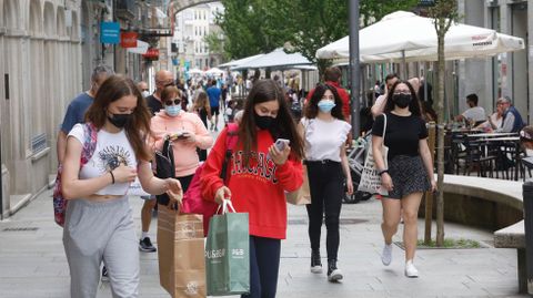 Transentes con mascarillas en una de las calles peatonales del centro de Lugo