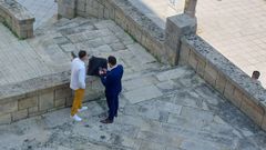 Uno de los acusados, saliendo del edificio judicial de Ourense junto a su abogado