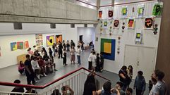 Estudantes, este luns na inauguraci�n da exposici�n no auditorio de Chantada. Amigos de Manuel Jorge
