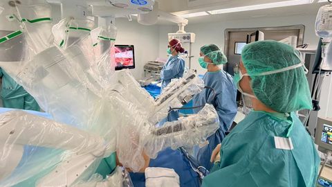 Uno de los pilares de la ciberseguridad es la disponibilidad, es decir, evitar que un ataque inutilice los sistemas, en la foto un quir�fano del CHUO