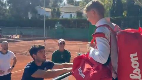 Carlos Alcaraz saluda a Martin Landaluce durante un entrenamiento en El Palmar.