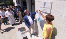 El alcalde boirense, Juan Jos� Dieste, descubri� la placa del nuevo espacio social ante los vecinos. 