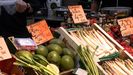 Imagen de archivo de un puesto de fruta y verdura. 