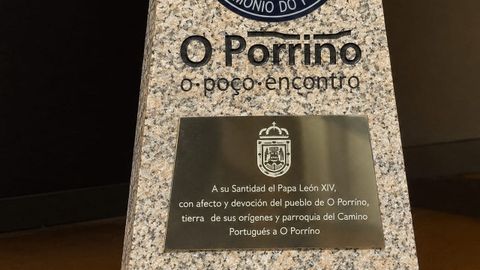 Detalle del monolito de rosa Porri�o entregado a Le�n XIV en nombre del municipio durante la visita al Vaticano.