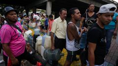 Vecinos de Caracas hac�an largas colas para conseguir agua potable