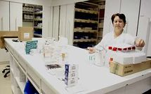 Dos farmac�uticos gu�an a los pacientes en las tomas y las cantidades de las dosis prescritas.