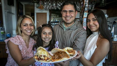Neyla Rivas, B�rbara, Estefan�a y Obdulio P�ez con las arepas de pulpo � feira y carne mechada que preparan en su nuevo bar en Pedra Pateira
