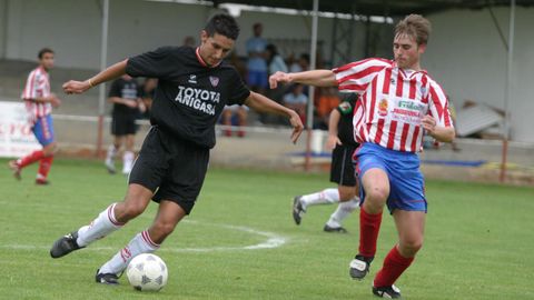 Andr�s Bouza, con la camiseta del Lugo, y Canario, con la del Foz, en el 2004.