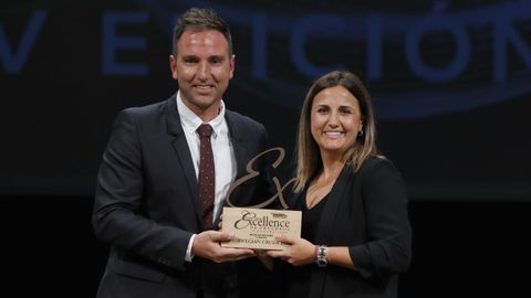 Mejor gastronom�a. Sonia L�pez, senior business development manager en Espa�a y Portugal de Norwegian Cruise Line, recibi� el premio de manos de �scar L�pez, responsable comercial del Museo de Estrella Galicia.