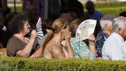 Varias mujeres alivian el calor con abanicos en la playa de Samil (Vigo)