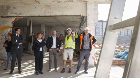 La alcaldesa de Gij�n, Carmen Moriy�n (2i), acompa�ada por el portavoz del gobierno local, Jes�s Mart�nez Salvador (c) durante la visita que hicieron este martes a las obras de demolici�n de la antigua f�brica de colchones Flex