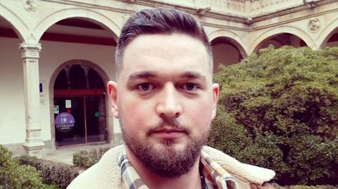 Zientera, hijo de granjeros, se crio cerca de Varsovia. Aunque colgó la sotana un año antes de vivir a Santiago, dice seguir siendo «sacerdote en mi corazón, aunque ya no trabaje activamente en la Iglesia».