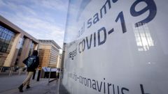 Un cartel de lucha contra el coronavirus en B�lgica, junto al Consejo Europeo