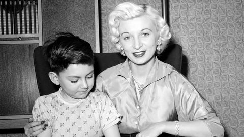 Ruth Ellis, en la imagen con su hijo, fue ejecutada en la horca