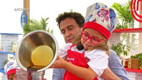 Carlota, en brazos de Pepe Rodr�guez, que la auxilia para llegar a la batidora
