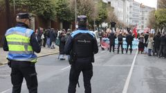 Polic�as locales de Santiago controlan una manifestaci�n por la educaci�n p�blica celebrada este mi�rcoles