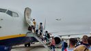 Pasajeros embarcando desde Portugal a un vuelo de Ryanair.